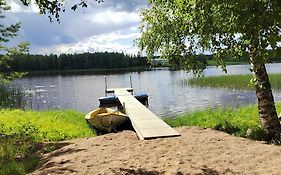 Viihtyisä kolmio järven rannalla